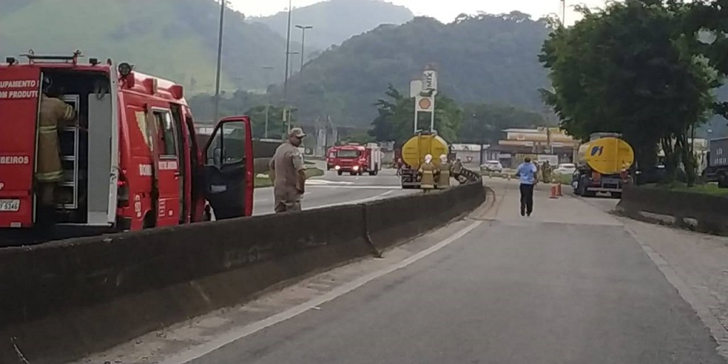 BR-116 bloqueada no sentido Teresópolis após vazamento de gasolina