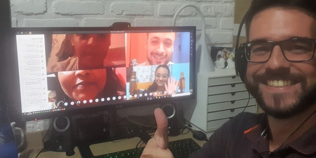 Professor Gustavo Montez, coordenador do curso de farmácia da Estácio, em Petrópolis, durante aula online e ao vivo