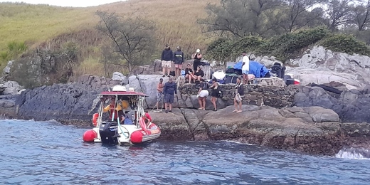 Operação resgata 14 pessoas em ilha de Cabo Frio após embarcação sofrer avarias no trajeto de volta