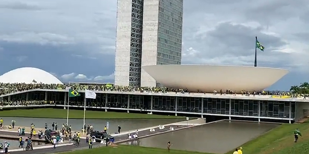 Domingo de violência: terroristas invadem e depredam os prédios dos Três Poderes em Brasília