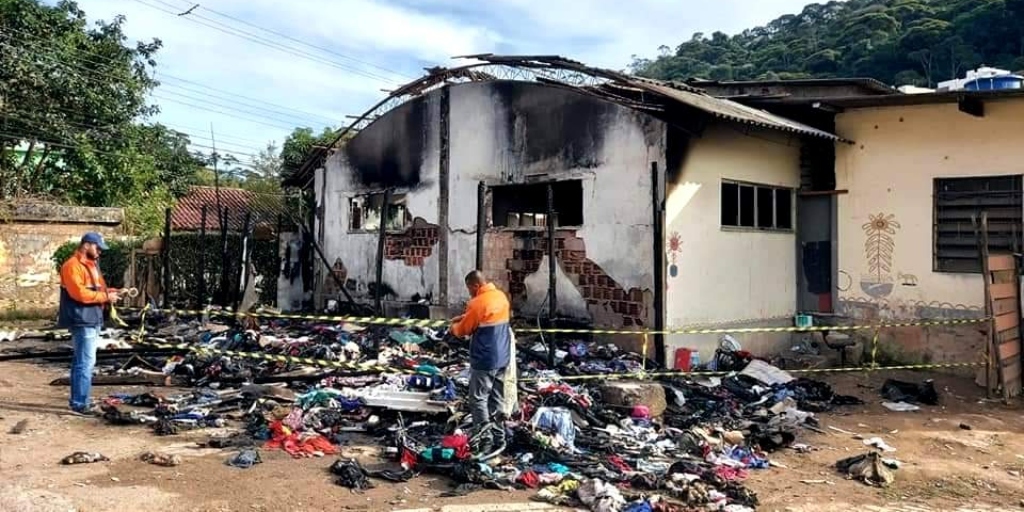 Incêndio destrói abrigo em Teresópolis e 12 pessoas são acolhidas pela prefeitura 