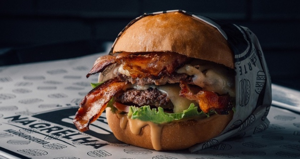 O queridinho do Nagrelha Hamburgueria é o clássico Bacon Burguer 