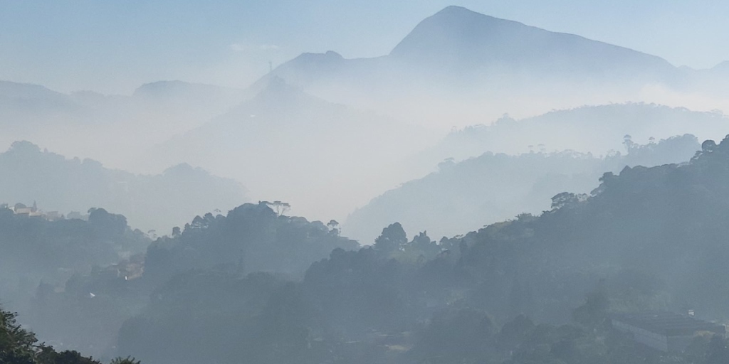 Fumaça de incêndio em aterro de Teresópolis causa fechamento de escolas e alerta em estradas