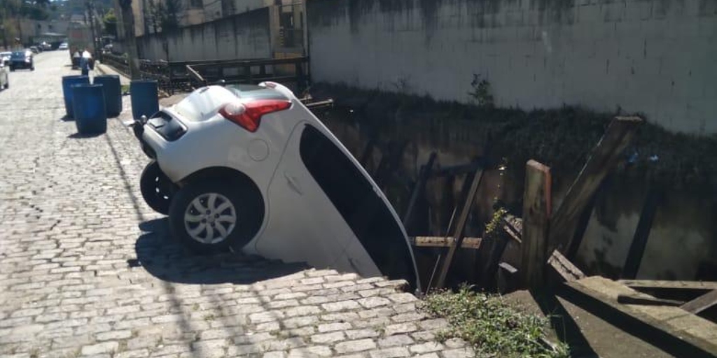 Carro caiu no Córrego do Relógio em abril, após parte da rua ceder