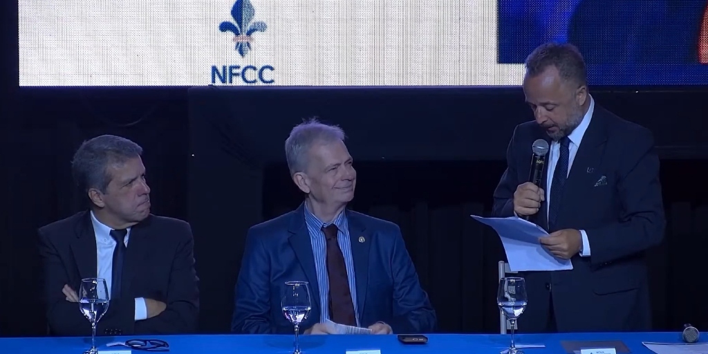 Julio César Celles Cordeiro (ao centro) é o novo presidente do Conselho Diretor para o biênio 2026/2027