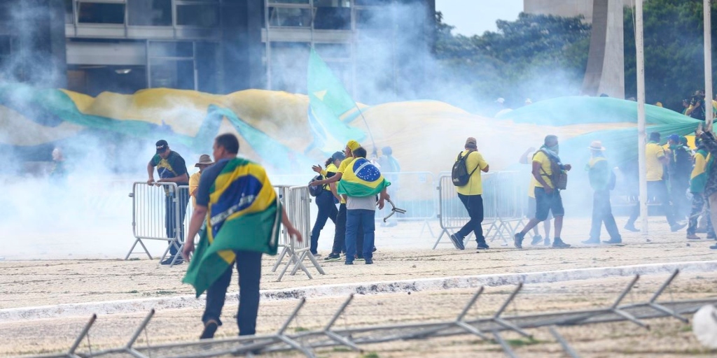 Atos terroristas repercutem no exterior; estados e instituições se manifestam contra ação de vândalos em Brasília