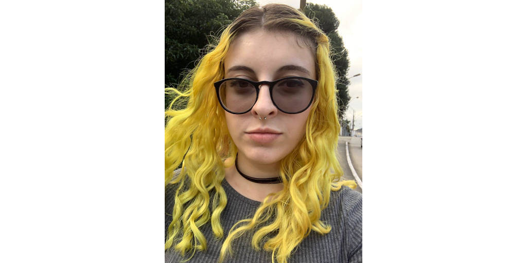 Rachel começou a colorir os cabelos aos 19 anos e hoje, com 24, já não sabe quantas cores já teve