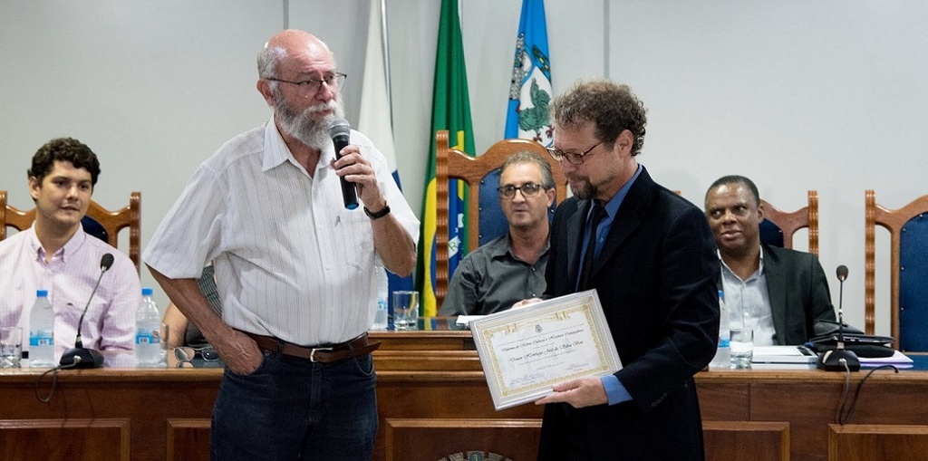 Escritor Henrique Bon discursa durante entrega do Diploma de Mérito Cultural e Histórico Cantagalense