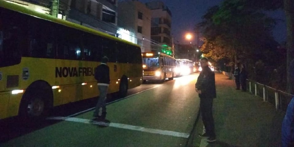 Ônibus parados ao longo da Avenida Comte Bittencourt na manhã desta sexta-feira, em Friburgo