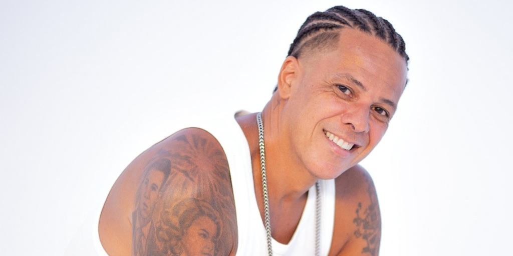 Leandro Sapucahy mistura bossa nova com samba raiz em seu show 'A bossa do samba' 