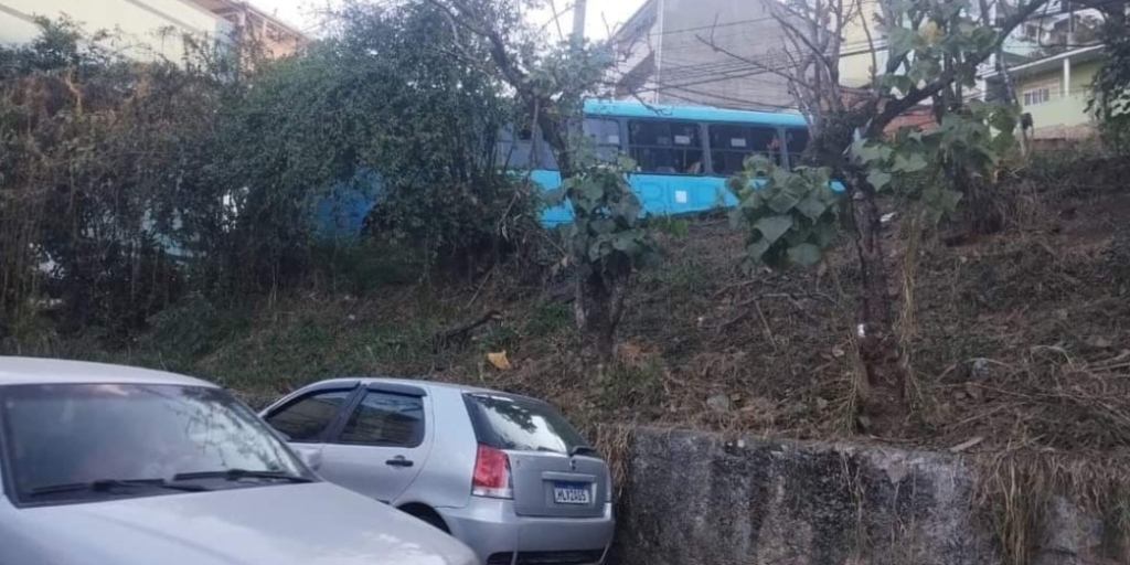 Em um dos incidentes, ônibus quase caiu de uma pista para outra
