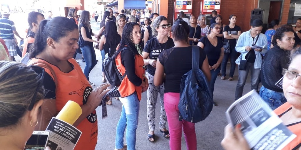 Manifestantes reunidos nesta sexta durante ato em Cachoeiras de Macacu