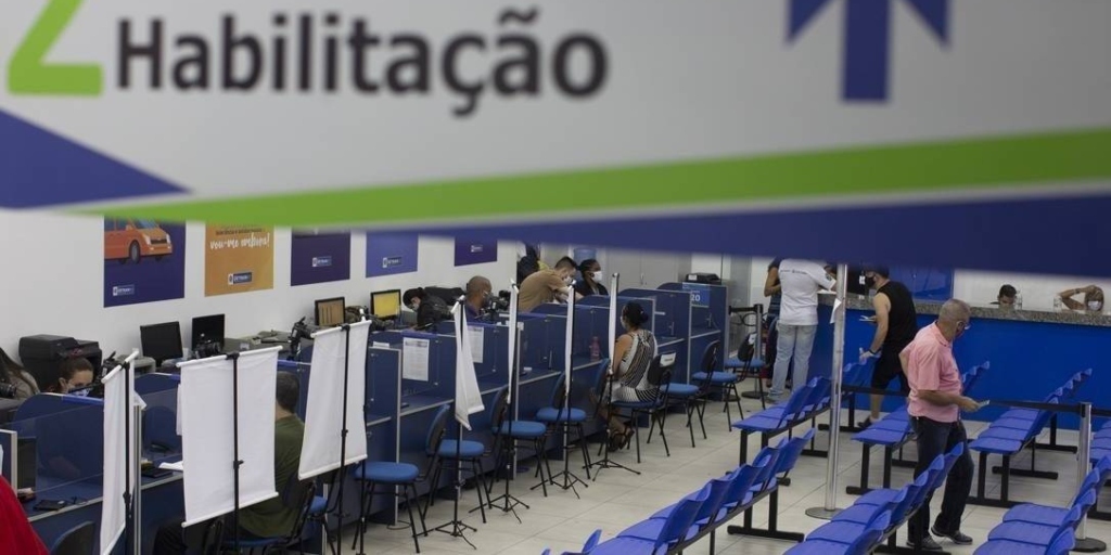 Entra em vigor lei que autoriza o Detran-RJ a entregar documentos em domicílio de forma gratuita