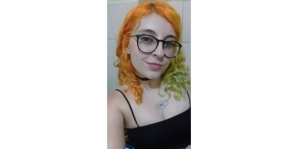 Rachel começou a colorir os cabelos aos 19 anos e hoje, com 24, já não sabe quantas cores já teve