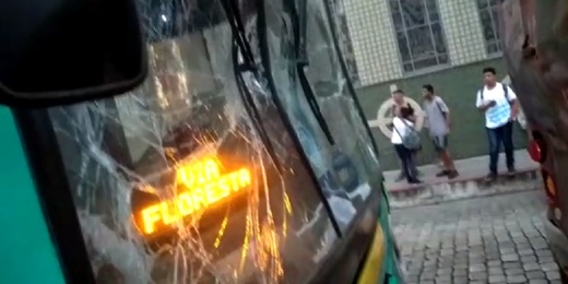 Motorista de ônibus envolvido em acidente, em Friburgo, teria se distraído
