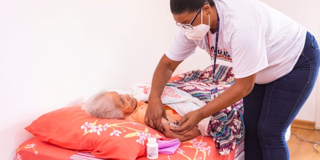 Teresópolis retoma vacinação em idosos acamados acima de 85 anos