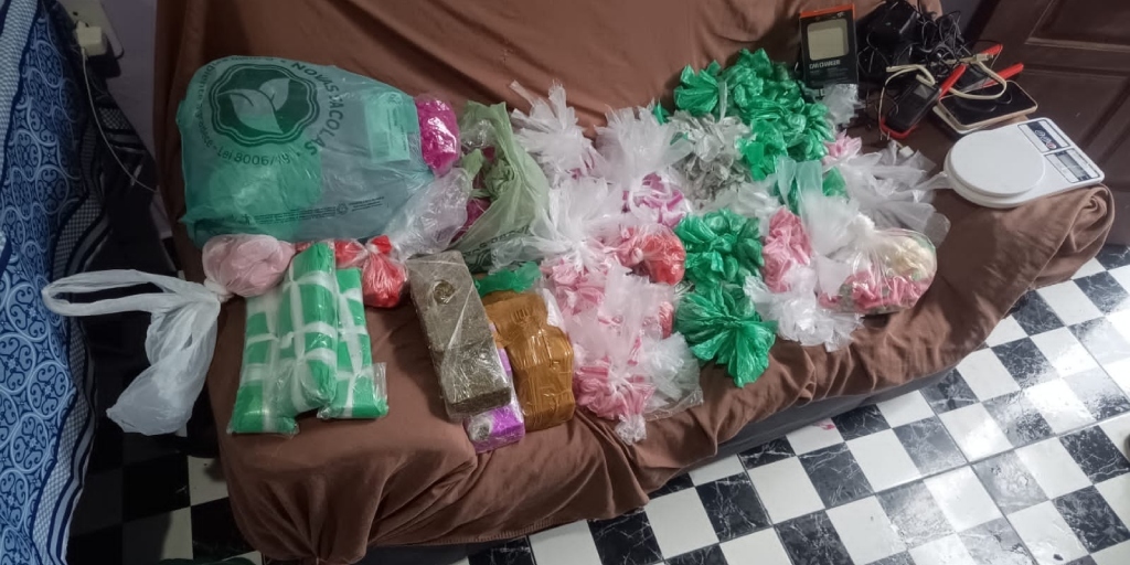 Além das prisões, os agentes apreenderam vasta quantidade de drogas
