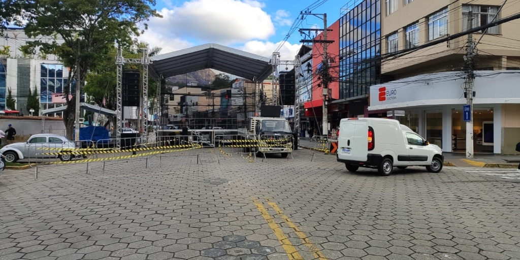 Montagem da estrutura de palco começou a ser realizada na tarde desta quarta-feira, 18