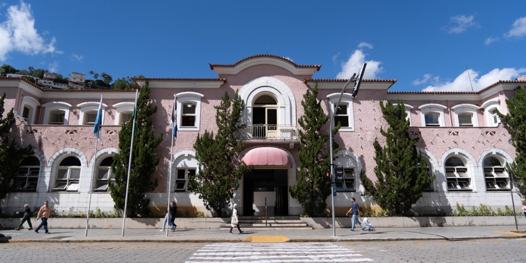 Ex-servidores denunciam falta de pagamento e falhas administrativas após exonerações da Prefeitura de Nova Friburgo