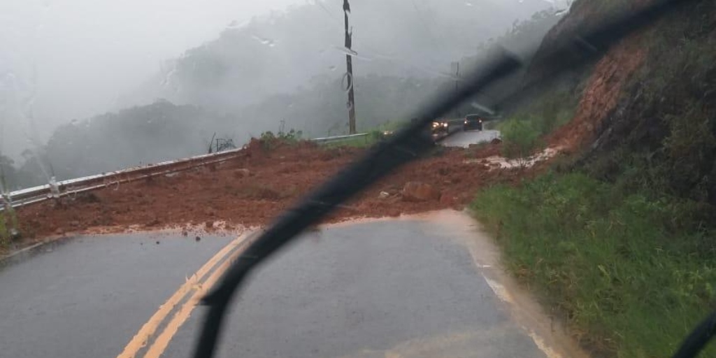 Barreira interditou os dois lados da pista na estrada Serramar 