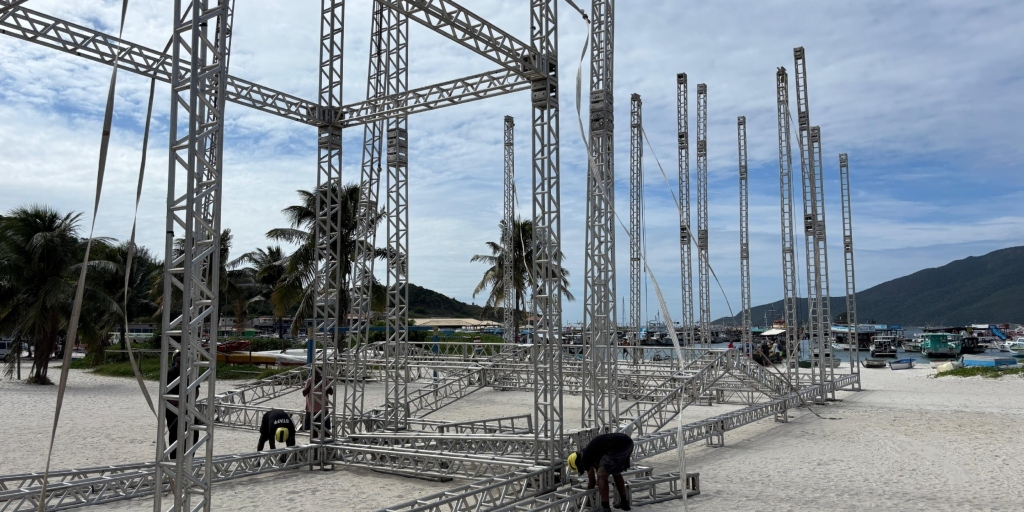 Palco já está sendo montado na Praia dos Anjos para receber os shows