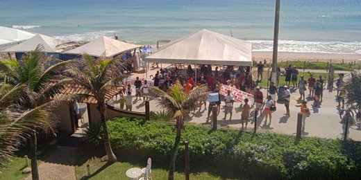 Trabalhadores protestam contra demolição dos quiosques na Praia das Conchas, em Cabo Frio 
