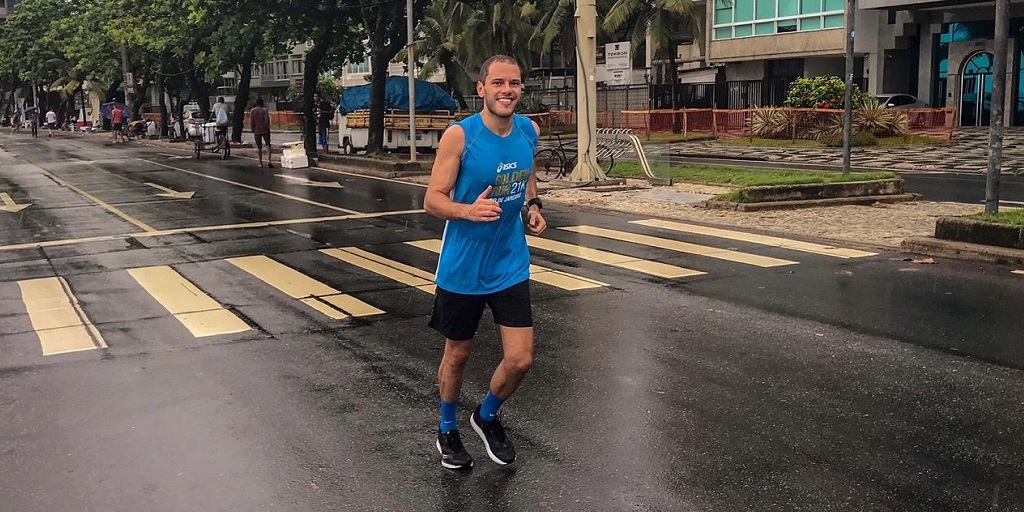 O fotógrafo Leonardo Leuback durante corrida de rua, no Rio de Janeiro