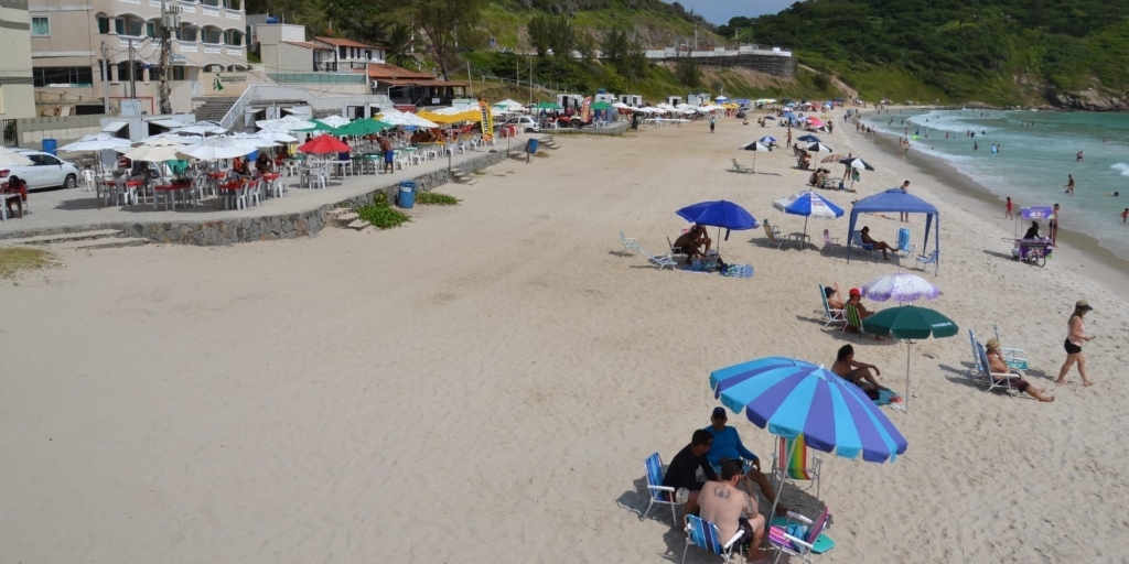 Ação para ordenamento: mesas e cadeiras são retiradas da areia em praia de Arraial do Cabo