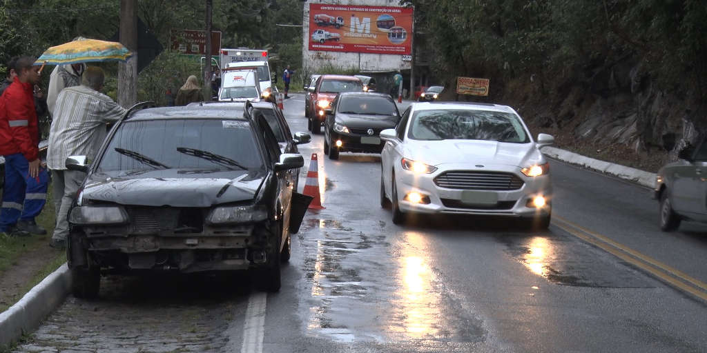 Quatro veículos se envolvem em acidente de trânsito na Ponte da Saudade, em Friburgo