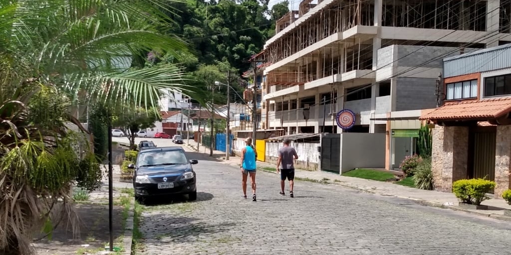 Pessoas praticam atividades ao ar livre, na rua Wancler Fonseca, mesmo com a determinação do governo