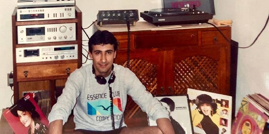 Zé Ricardo com os discos de vinil 