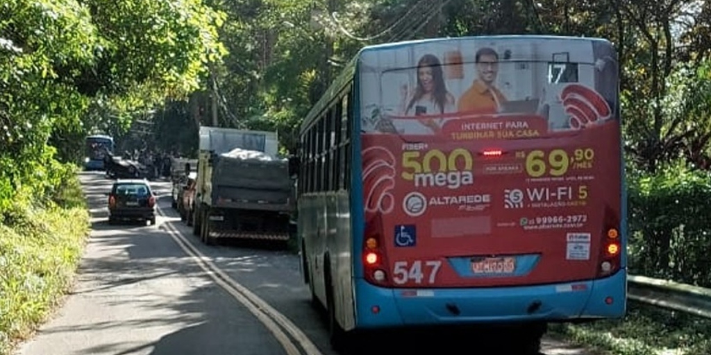 Acidente interdita a RJ-142, no distrito de Lumiar, em Friburgo, na manhã desta quarta