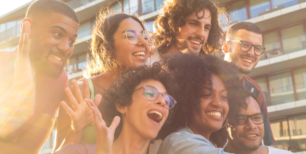 Dia da Felicidade: Brasil melhora colocação no ranking dos países mais felizes do mundo