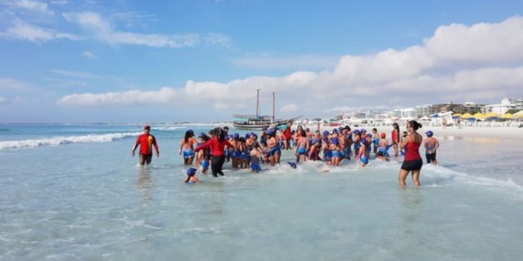 Praia do Forte recebe alunos do projeto 