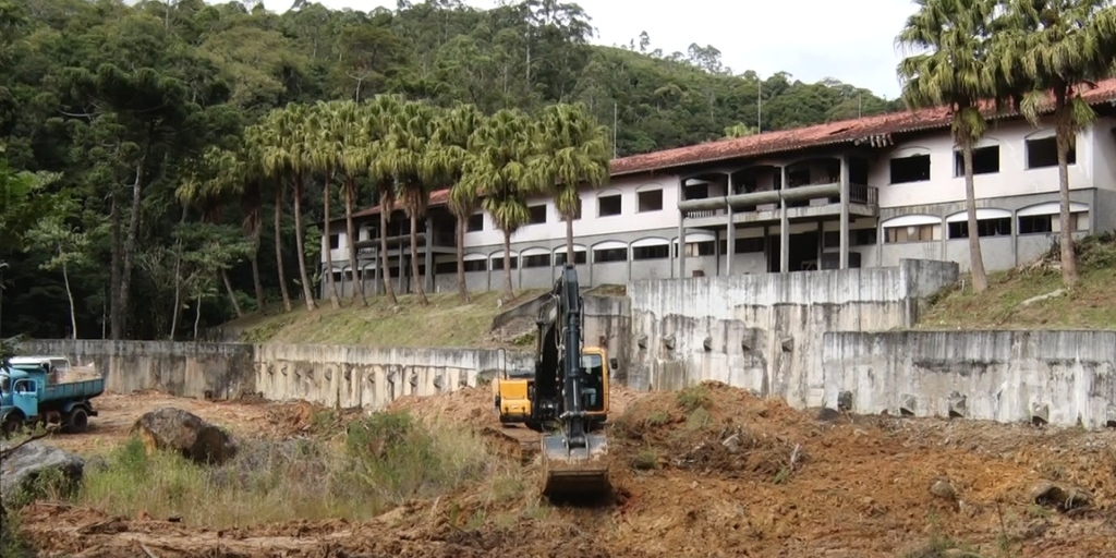 Empresa vencedora de licitação prepara canteiro de obras do Hospital do Câncer, em Friburgo