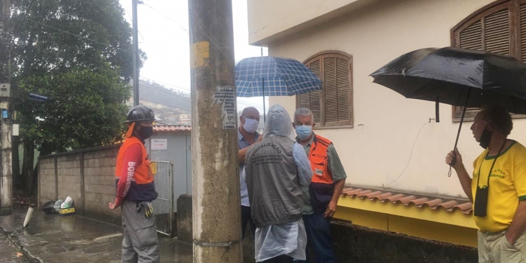 Equipes da Defesa Civil e do Corpo de Bombeiros estão no local 