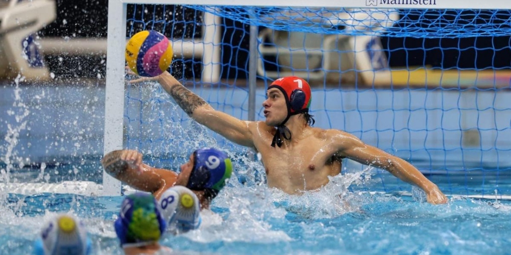 No polo aquático tradicional as partidas são disputadas em piscinas 