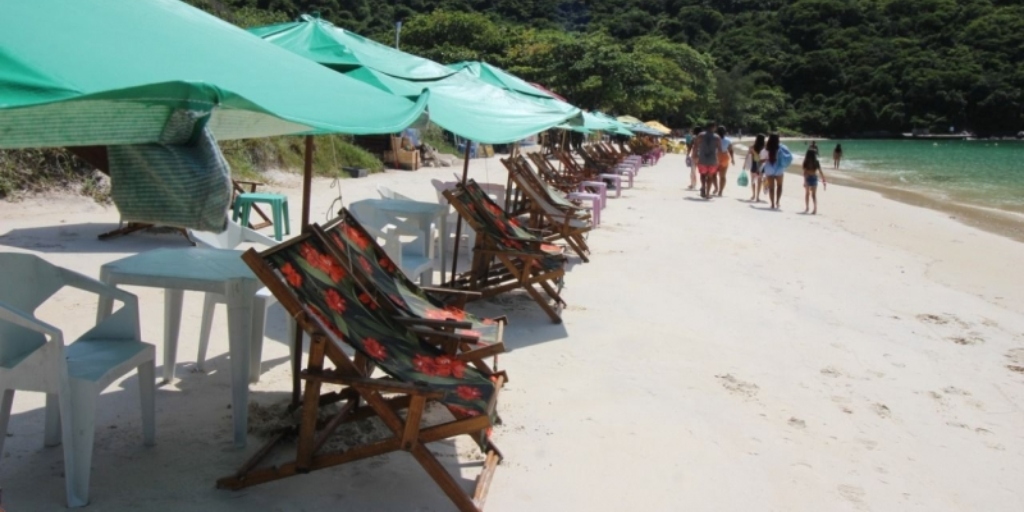 Operação do Procon em Arraial do Cabo fiscaliza denúncias de cobrança indevida na praia