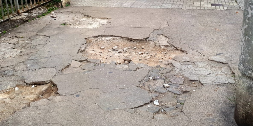 Perigo nas ruas: pedestres sofrem acidentes em calçadas esburacadas de Nova Friburgo