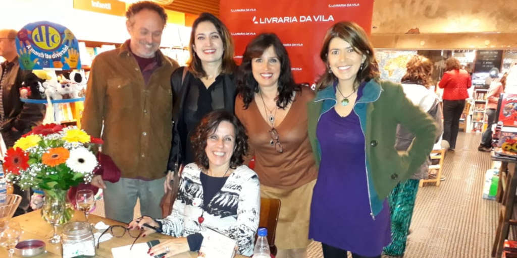 Lançamento do livro Pílulas para Respirar, de Rosana Misiara, na Livraria Vila, em São Paulo. Da esquerda para direita,  André Rezende,  Amanda Lobosco, Ana Beatriz Manier, Maria Bitarello e, sentada, Rosana Misiara.