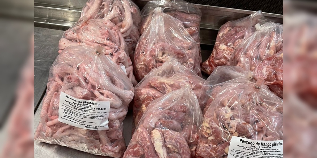 Crise faz com que friburguenses substituam carne bovina por salsicha e até pé de galinha