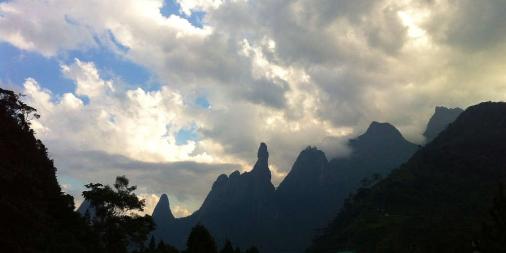 Legenda: Vista do Dedo de Deus, um dos principais pontos turísticos de Teresópolis.