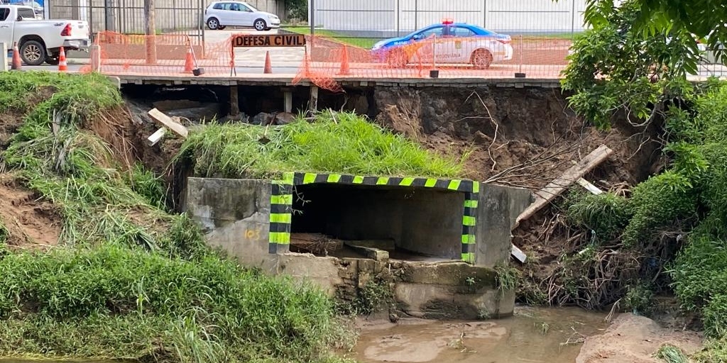 Trecho urbano de rodovia em Friburgo, que cedeu com as fortes chuvas, recebe obras para recuperação de galeria