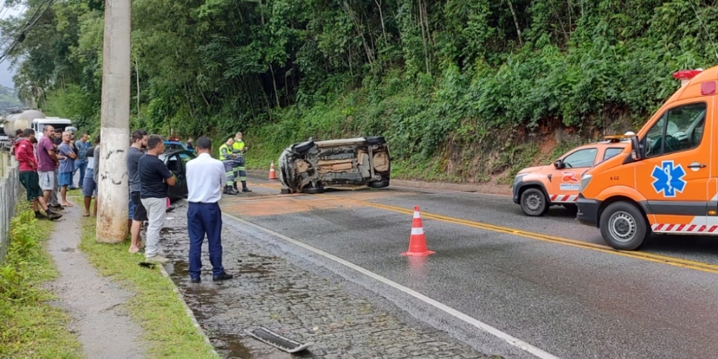 Acidente entre dois carros deixa feridos e trânsito parado na RJ-116, em Nova Friburgo