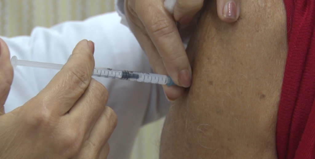 Com apenas 16% de vacinados com a bivalente, internações e casos de Covid-19 sobem no RJ