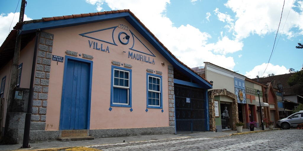 A praça João Heringer é rodeada de construções antigas, como a Vila Maurilla, que abrigou a primeira escola do distrito