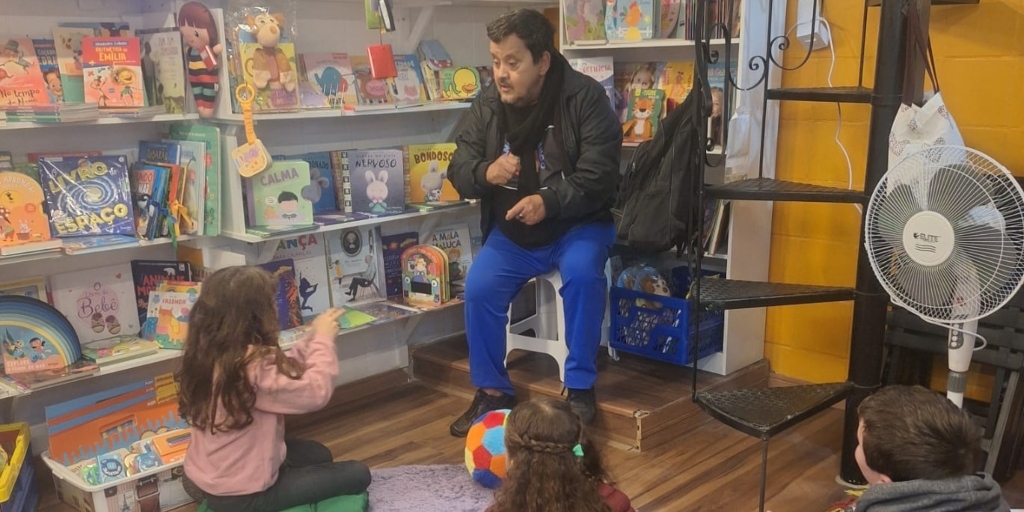 Laerte Vargas contando histórias na Sala de Leitura da livraria