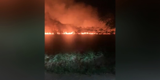 Bombeiros e Inea combatem incêndio de grandes proporções em Cabo Frio; veja o vídeo