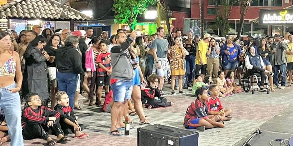 Luta foi transmitida em telão na Praça do Cova