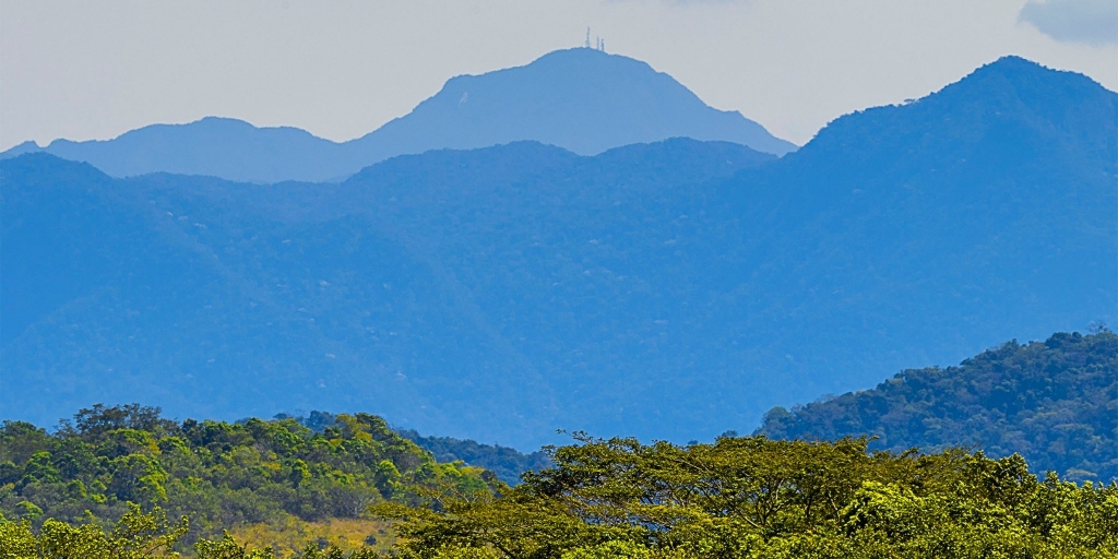 As montanhas vistas de Araruama